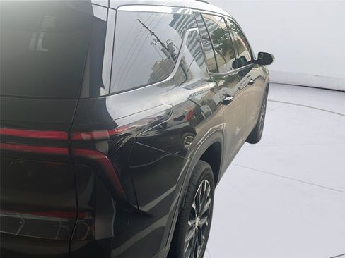 Used 2025 Chevrolet Traverse LT w/ Sun and Wheel Package FWD image 2