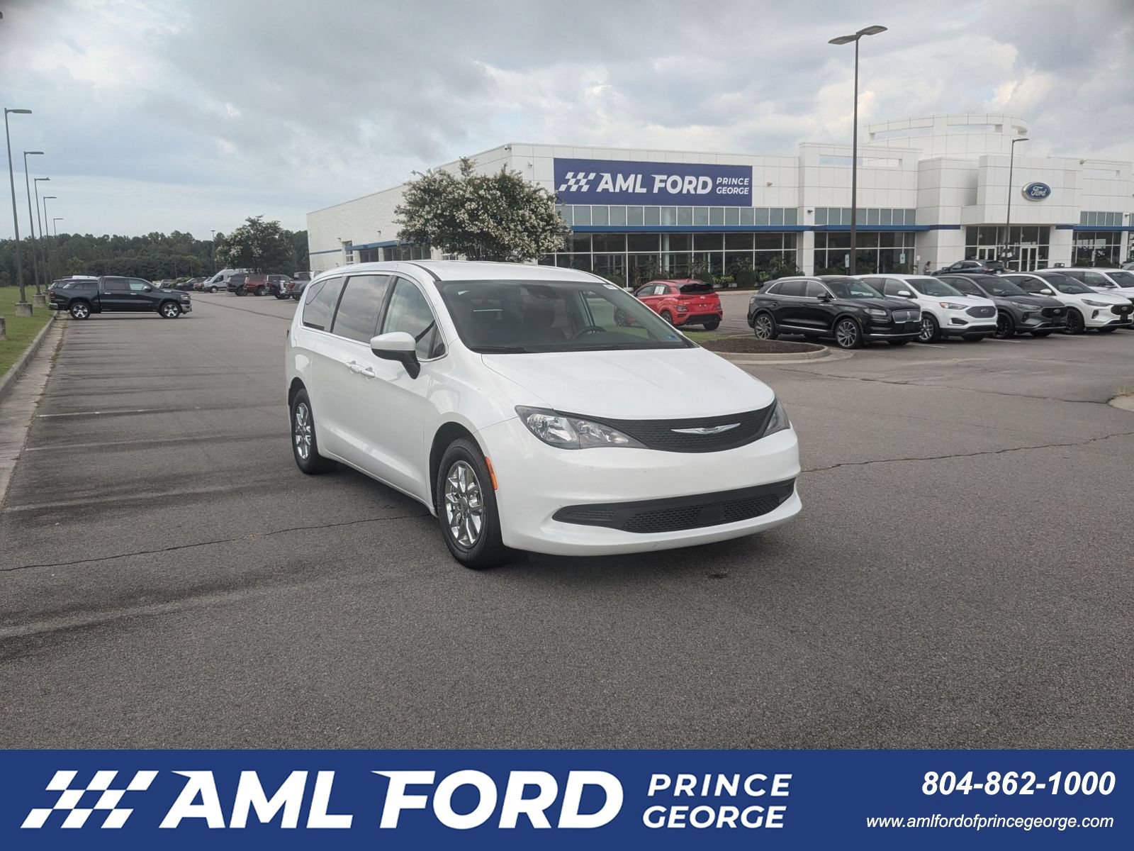 Used 2023 Chrysler Voyager LX FWD image 1