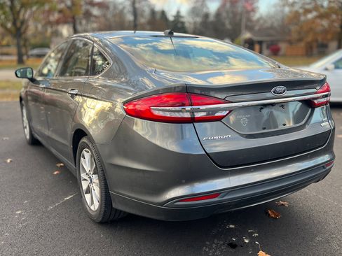 Used 2017 Ford Fusion SE w/ Fusion SE Technology Package image 12