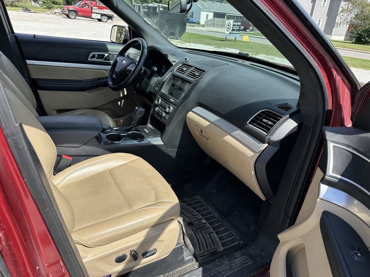 Used 2017 Ford Explorer XLT w/ Equipment Group 202A AWD/4WD image 26