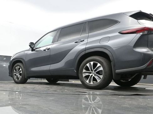 Used 2025 Toyota Highlander XLE image 10