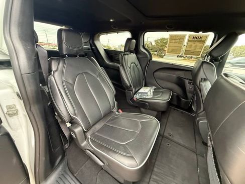 Certified 2025 Chrysler Pacifica Limited image 13