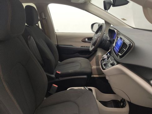 Used 2017 Chrysler Pacifica Touring FWD image 21