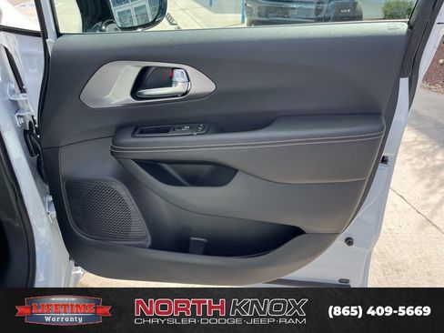 New 2026 Chrysler Pacifica Select image 26