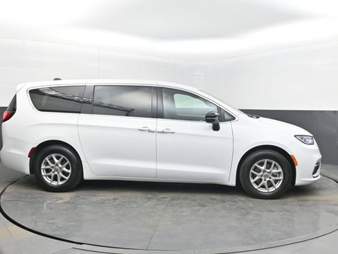 Used 2025 Chrysler Pacifica Select image 8