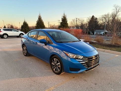 Used 2024 Nissan Versa SV image 3