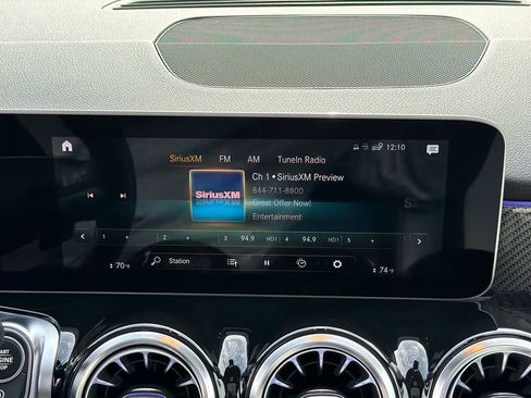 Used 2021 Mercedes-Benz GLB 250 4MATIC image 29