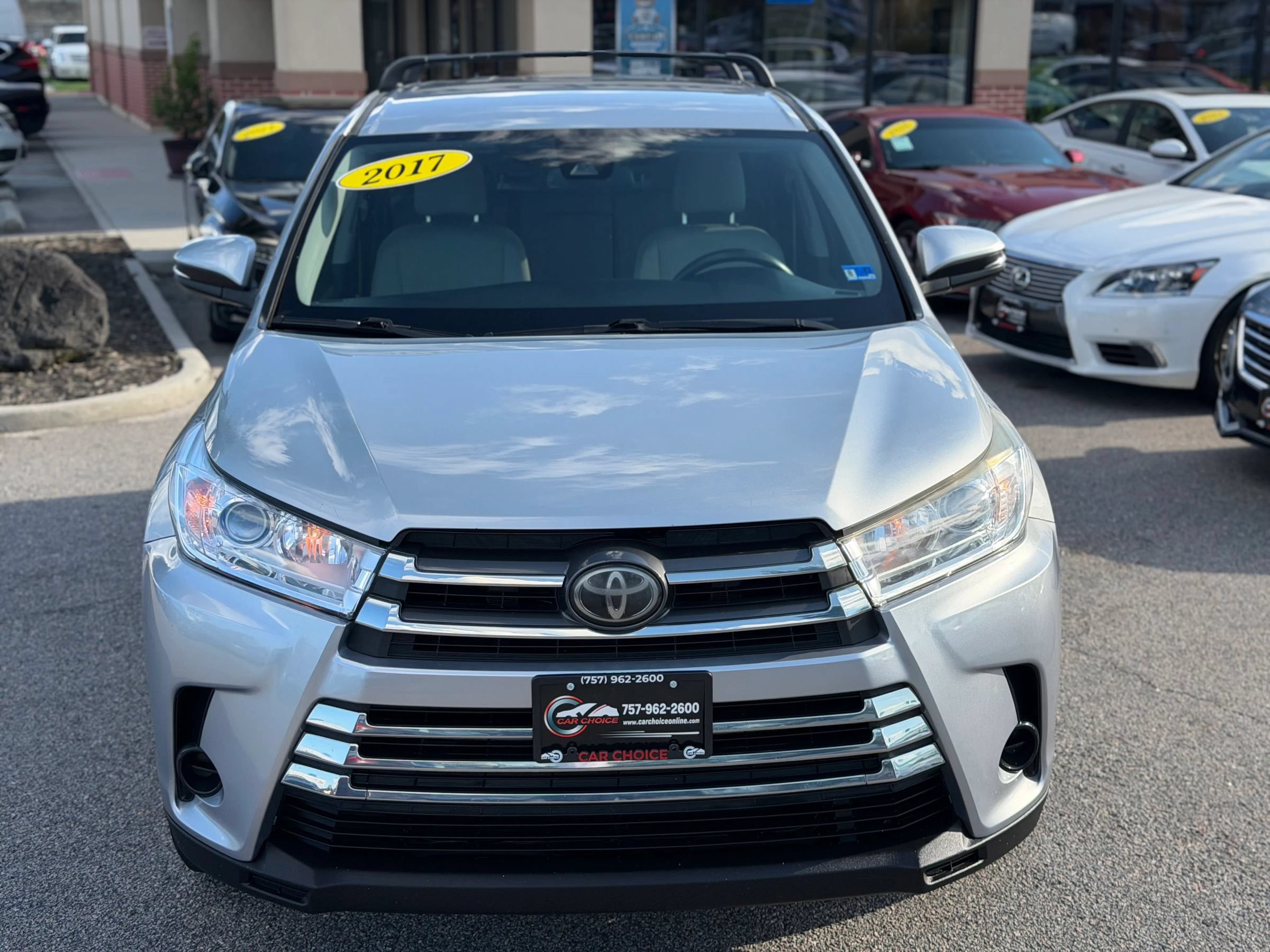 Used 2017 Toyota Highlander LE FWD image 3