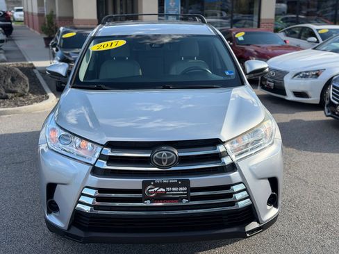 Used 2017 Toyota Highlander LE FWD image 3