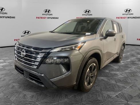 Used 2024 Nissan Rogue SV image 9