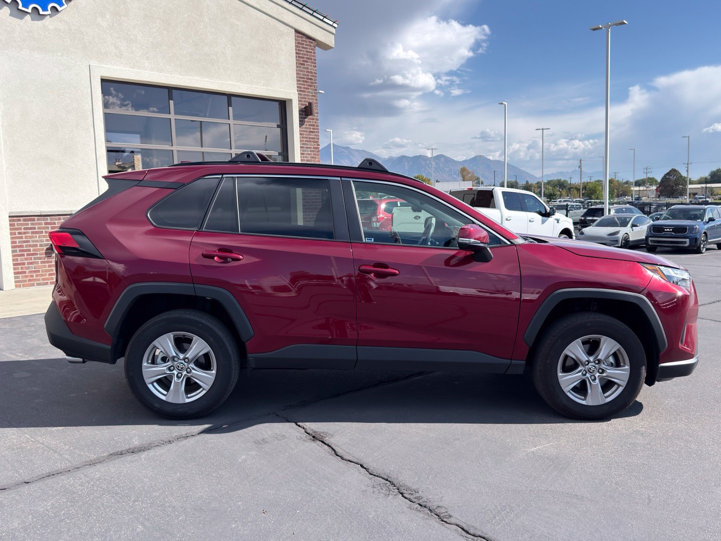 Used 2025 Toyota RAV4 XLE FWD image 11