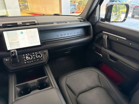 Certified 2025 Land Rover Defender 130 X-Dynamic SE AWD/4WD image 29