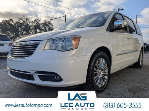 Used 2013 Chrysler Town & Country Touring-L image 8