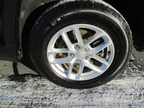 Used 2025 Jeep Grand Cherokee L Laredo w/ Luxury Tech Group I image 9