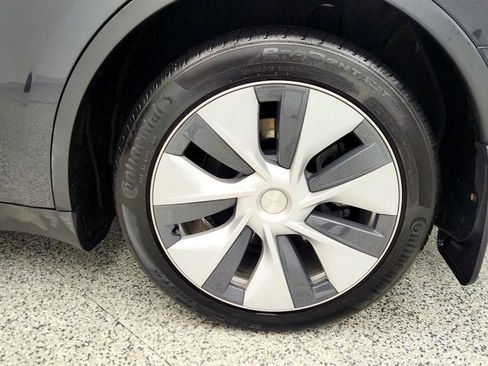 Used 2024 Tesla Model Y 2WD image 9