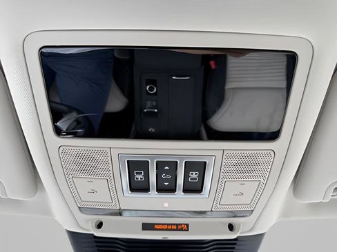 Certified 2025 Land Rover Discovery S AWD/4WD image 24