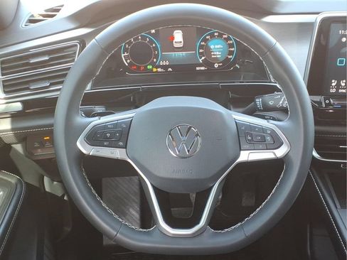 Used 2024 Volkswagen Atlas Cross Sport SE FWD image 20
