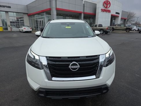 Used 2025 Nissan Pathfinder SV image 2