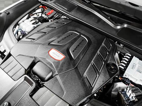Certified 2023 Porsche Cayenne Turbo AWD/4WD image 12