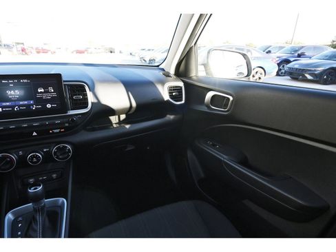 Certified 2025 Hyundai Venue SE image 13