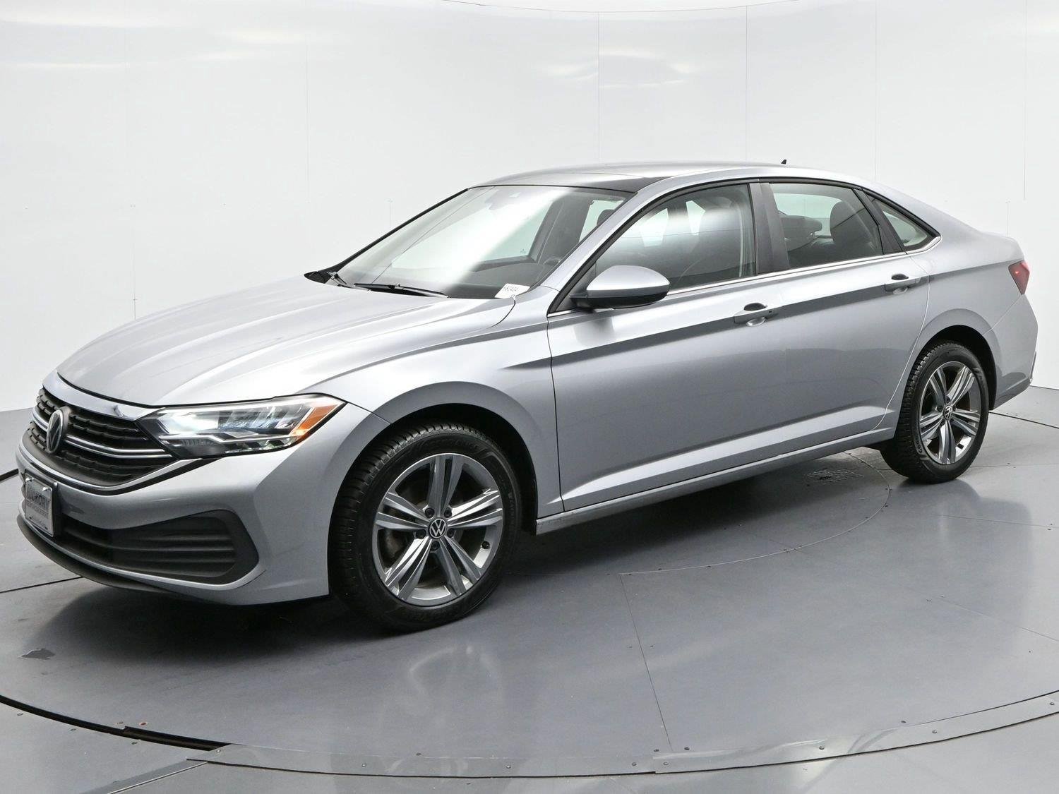 Used 2024 Volkswagen Jetta SE FWD image 3