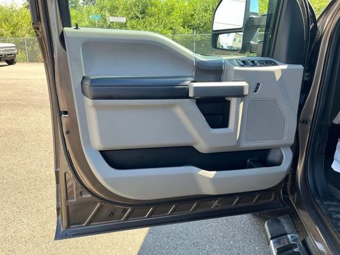 Used 2017 Ford F350 XLT w/ XLT Premium Package AWD/4WD image 12