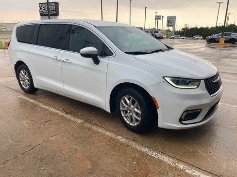 Used 2023 Chrysler Pacifica Touring FWD image 9