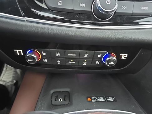 Used 2018 Buick Enclave Avenir w/ Avenir Technology Package AWD/4WD image 17