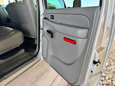 Used 2006 Chevrolet Silverado 2500 LT RWD image 24