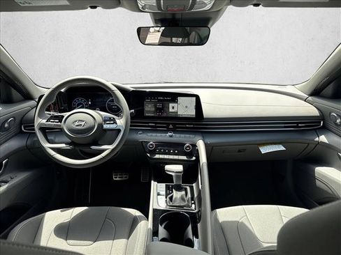 Used 2025 Hyundai Elantra SEL image 15