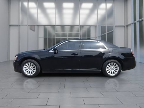 Used 2014 Chrysler 300 RWD image 5