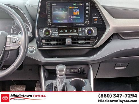 Used 2021 Toyota Highlander XLE AWD/4WD image 32