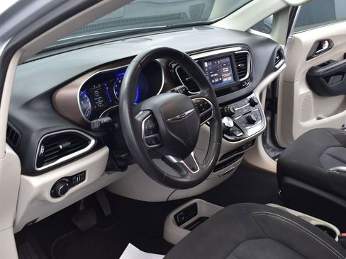 Used 2022 Chrysler Voyager LX FWD image 18
