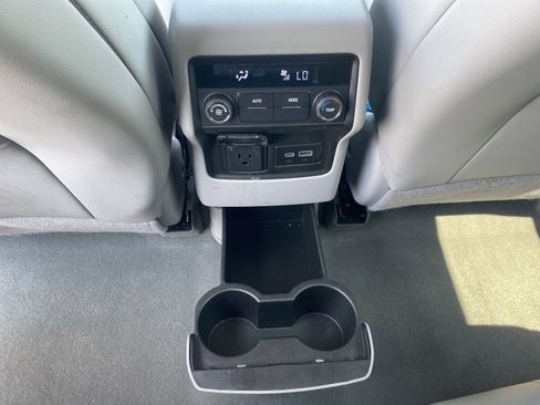 Used 2023 GMC Acadia SLT image 38