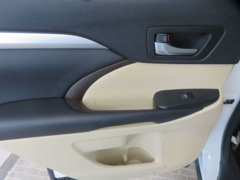 Used 2016 Toyota Highlander XLE FWD image 18