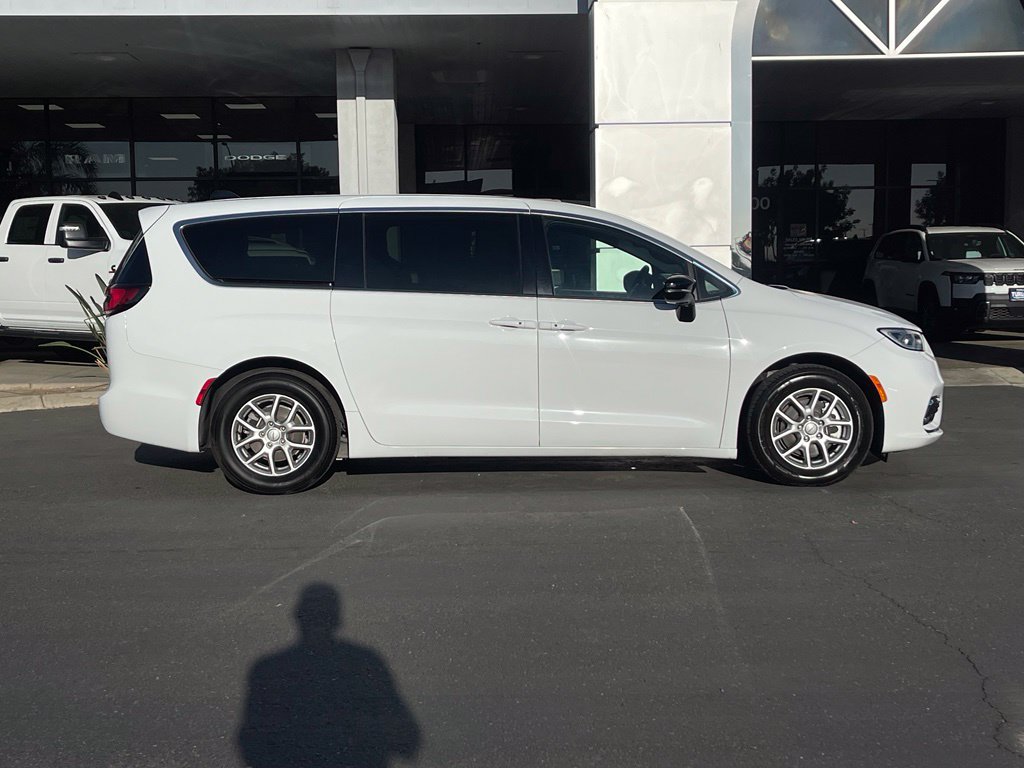 Used 2025 Chrysler Pacifica Select FWD image 3