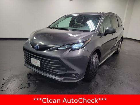 Used 2025 Toyota Sienna XLE w/ XLE Plus Package FWD image 4