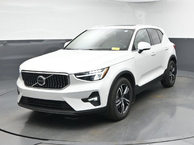 Used 2023 Volvo XC40 B5 Plus w/ Driver Assist Package AWD/4WD image 3