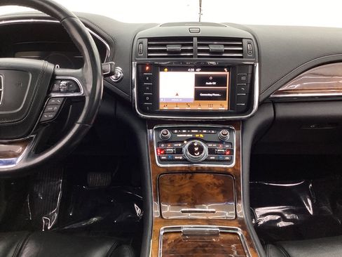 Used 2017 Lincoln Continental Select image 29