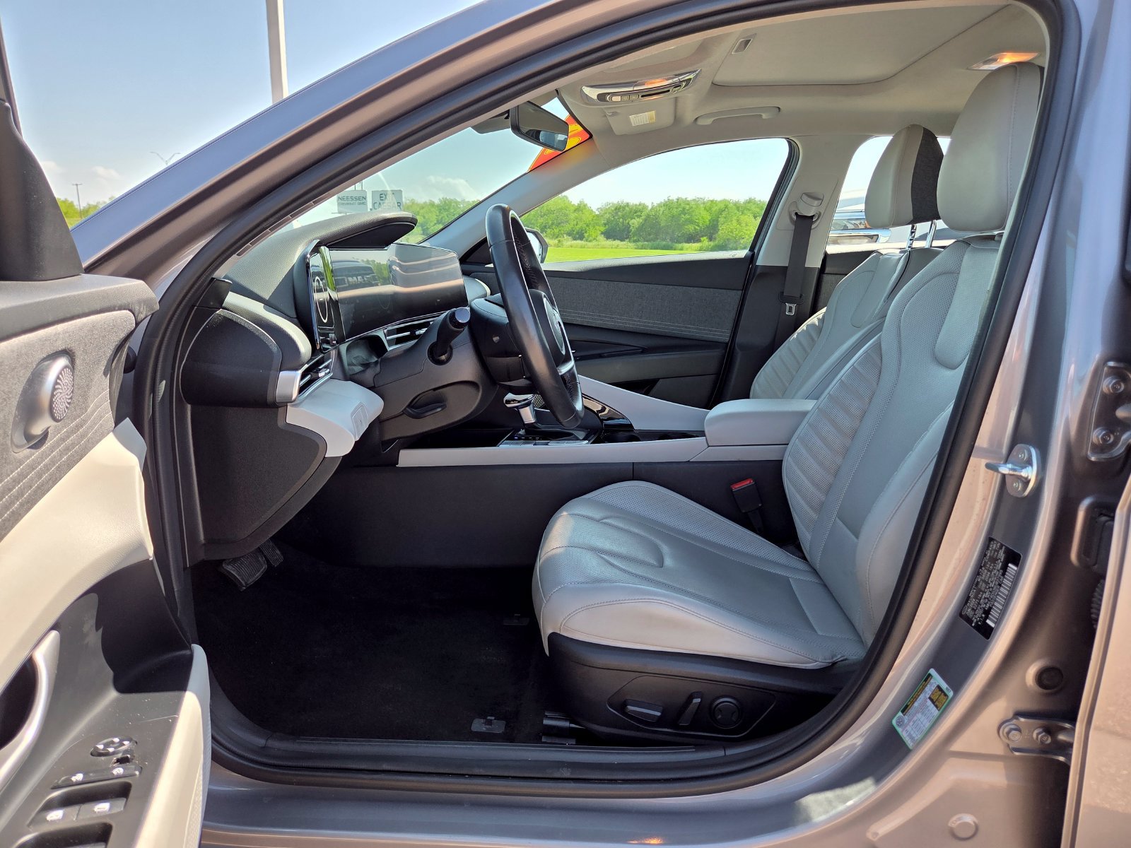 Used 2024 Hyundai Elantra Limited FWD image 12
