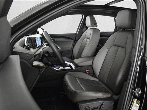 Used 2025 Audi Q5 Premium w/ Convenience Package image 17