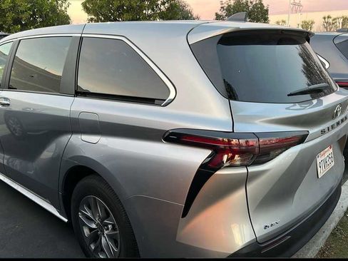 Used 2025 Toyota Sienna XLE image 4