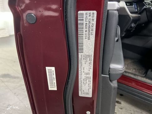 Used 2024 Jeep Grand Cherokee Limited w/ Black Appearance Package image 34