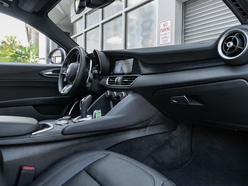 Used 2023 Alfa Romeo Giulia Sprint image 2