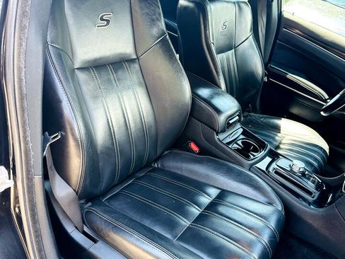 Used 2019 Chrysler 300 S image 37