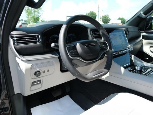 Used 2025 Jeep Wagoneer Series III w/ Premium Group I AWD/4WD image 3