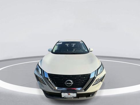 Used 2023 Nissan Rogue SV image 2