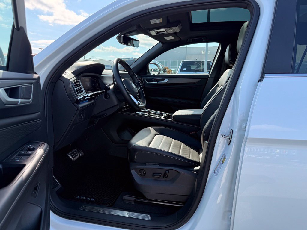 Used 2024 Volkswagen Atlas Cross Sport SEL R-Line AWD/4WD image 21