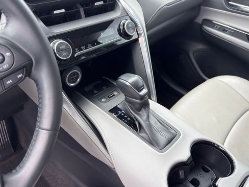 Used 2023 Toyota Venza LE image 13
