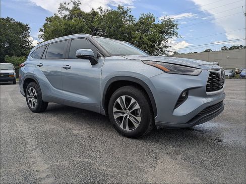 Used 2023 Toyota Highlander XLE FWD image 2